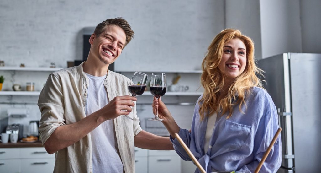 Koppel is bezig met de De invloed van wijn en koffie op uw gebit.