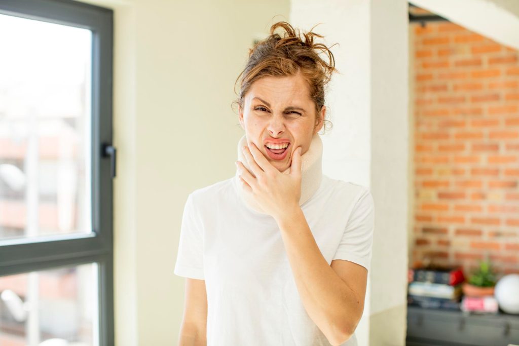Vrouw kijkt in de spiegel en ervaart Mondgezondheid en stress