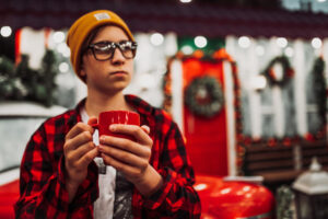 jongen die invloed van wijn en frisdrank op tanden merkt tijdens het drinken